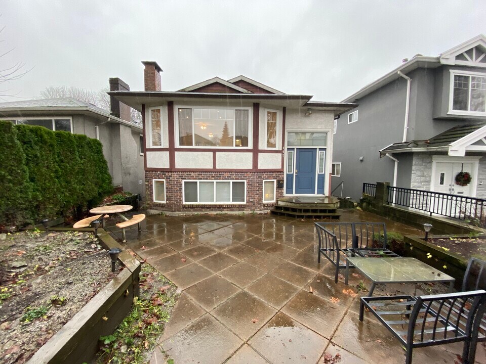 142 42nd Av E in Vancouver, BC - Building Photo