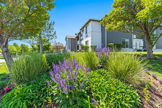 Woodgate at Jordan Landing in West Jordan, UT - Foto de edificio - Building Photo