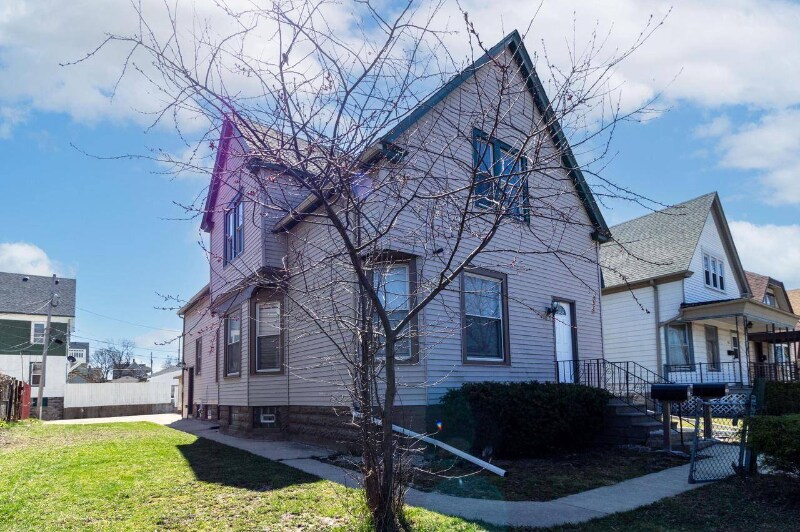 2815 W Pierce St-Unit -Upper in Milwaukee, WI - Building Photo