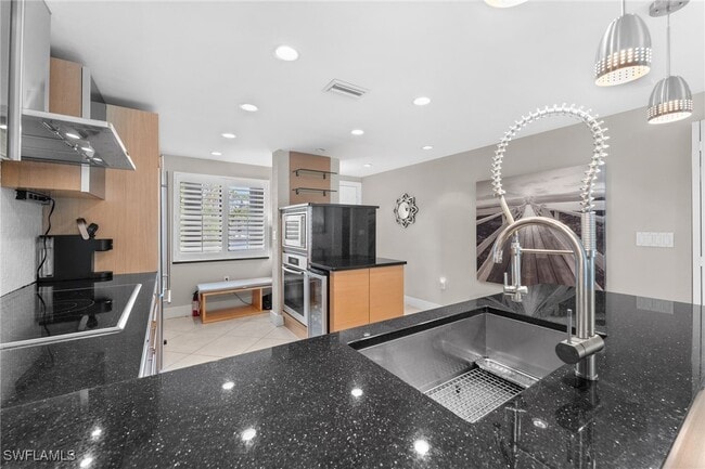 3001 Sandpiper Bay Cir in Naples, FL - Foto de edificio - Building Photo