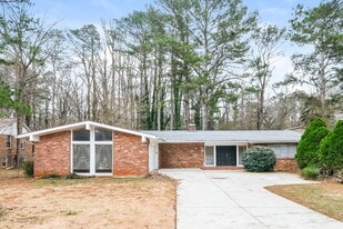 2076 Cherrybrook Dr in Decatur, GA - Building Photo