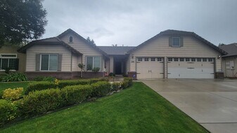 10919 Golden Valley Dr in Bakersfield, CA - Building Photo