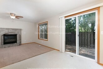 9445 SW Iowa Dr in Tualatin, OR - Building Photo - Building Photo