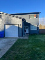1639 Bowmont Ave, Unit 1641 Bowmont Ave in Kelso, WA - Building Photo