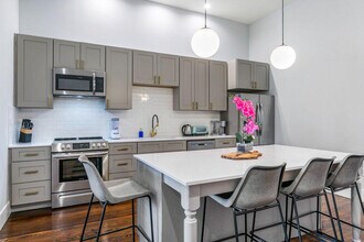 1430 St Charles Ave in New Orleans, LA - Building Photo - Building Photo