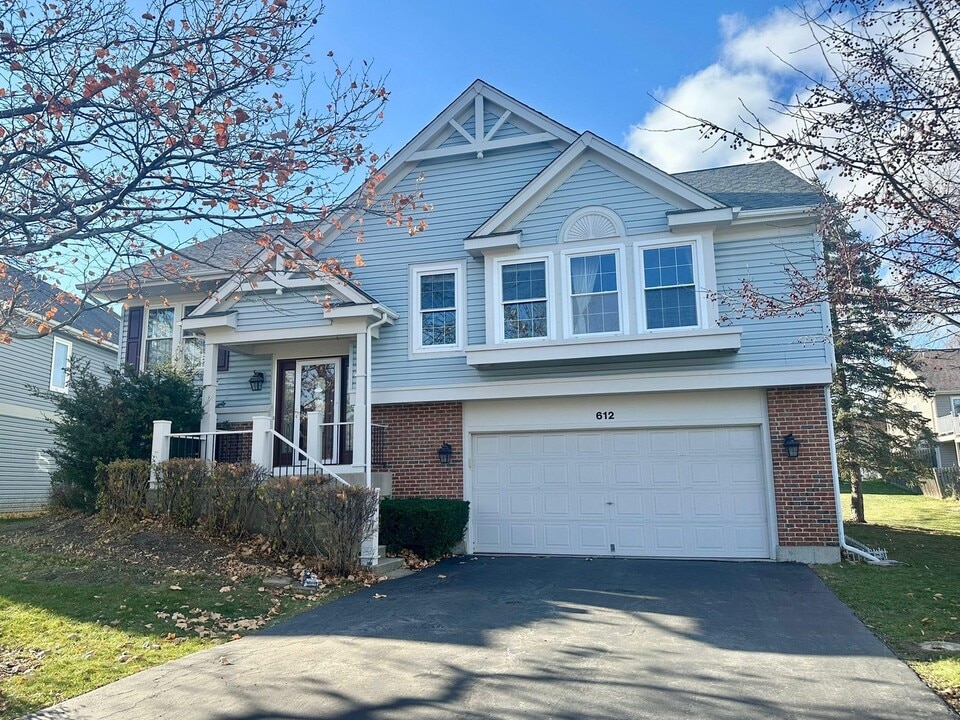 612 Orrington Ct in Lake Zurich, IL - Building Photo