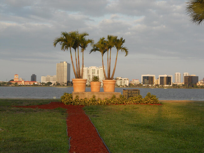 752 Executive Center Dr in West Palm Beach, FL - Foto de edificio - Building Photo