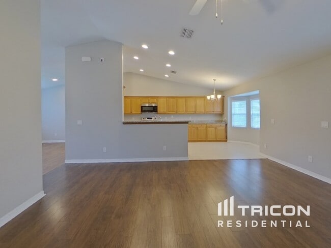 1240 Fleetwood Dr NW in Port Charlotte, FL - Foto de edificio - Building Photo