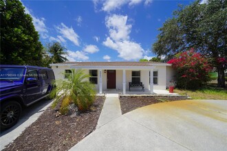 6941 Boston Dr in Atlantis, FL - Foto de edificio - Building Photo