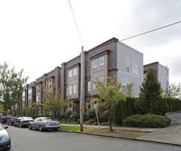 Sumner Brownstones in Portland, OR - Foto de edificio - Building Photo