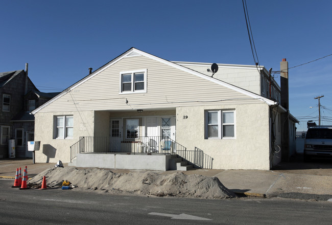 19 Ocean Ave in Point Pleasant Beach, NJ - Building Photo - Building Photo