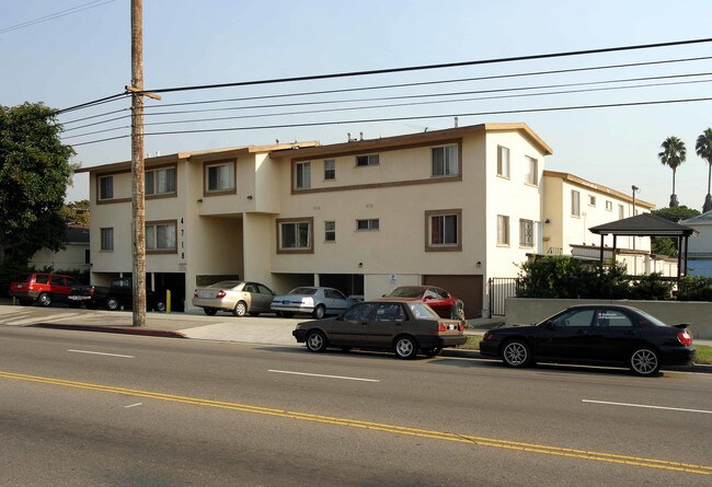 16 Units + 1 Non-conforming Unit in Los Angeles, CA - Building Photo - Building Photo