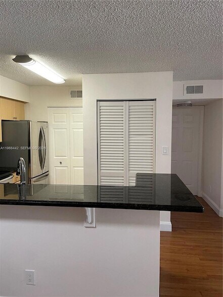 570 S Park Rd in Hollywood, FL - Foto de edificio - Building Photo