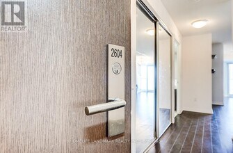 386 Yonge St in Toronto, ON - Building Photo - Building Photo