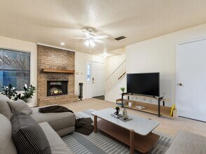 810 Banister Ln in Austin, TX - Foto de edificio - Building Photo