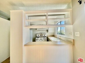 941 N San Vicente Blvd, Unit 12 in West Hollywood, CA - Building Photo - Building Photo