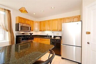 386 Riverway, Unit 5 in Boston, MA - Foto de edificio - Building Photo