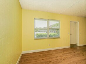 923 22nd Pl, Unit 112 in Vero Beach, FL - Building Photo - Building Photo