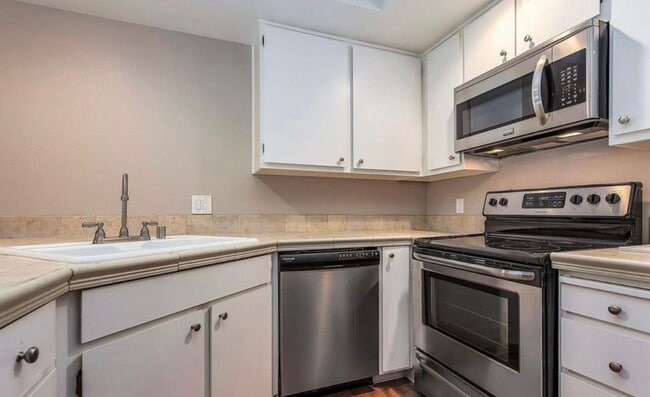 1670 Clayton Rd, Unit Condo in Concord, CA - Building Photo - Building Photo