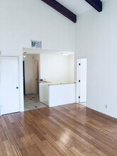 4542 Coldwater Canyon Ave, Unit 8B in Studio City, CA - Building Photo - Building Photo