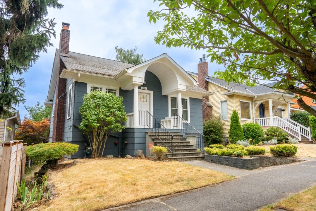 6027 28th Ave NE in Seattle, WA - Building Photo