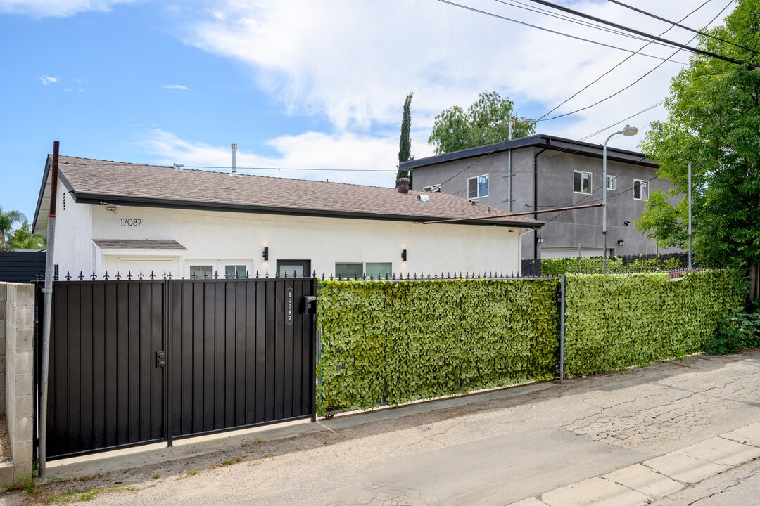 17087 Kingsbury St in Granada Hills, CA - Building Photo