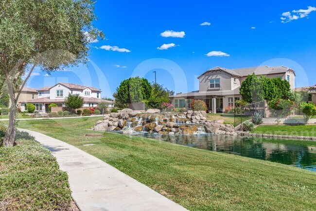 property at 913 W Yosemite Dr