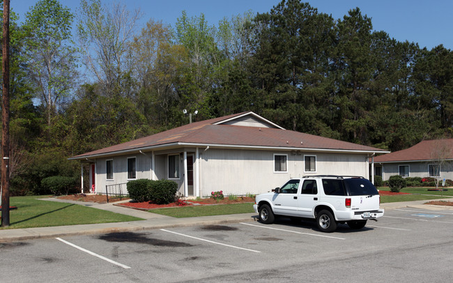 Village St Claire Apartment in Manning, SC - Foto de edificio - Building Photo