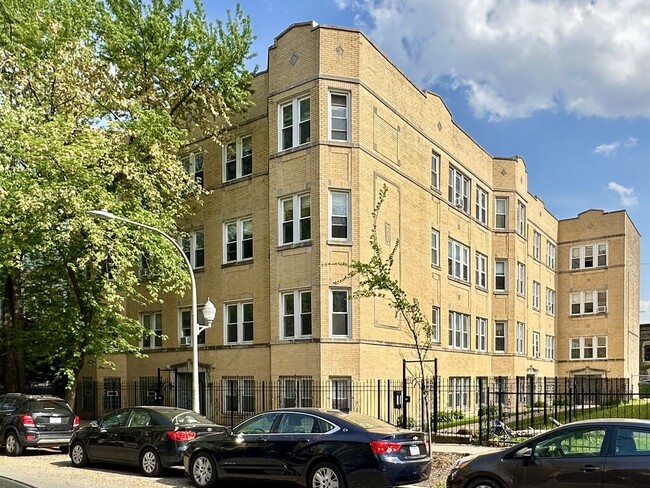 1933 W Crystal St