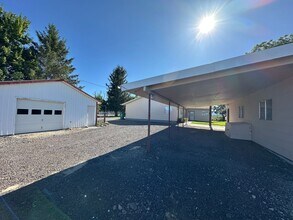 5842 Henley Rd in Klamath Falls, OR - Building Photo - Building Photo