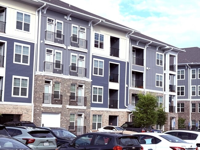 Avant At Huntington Pointe in Newport News, VA - Building Photo - Building Photo