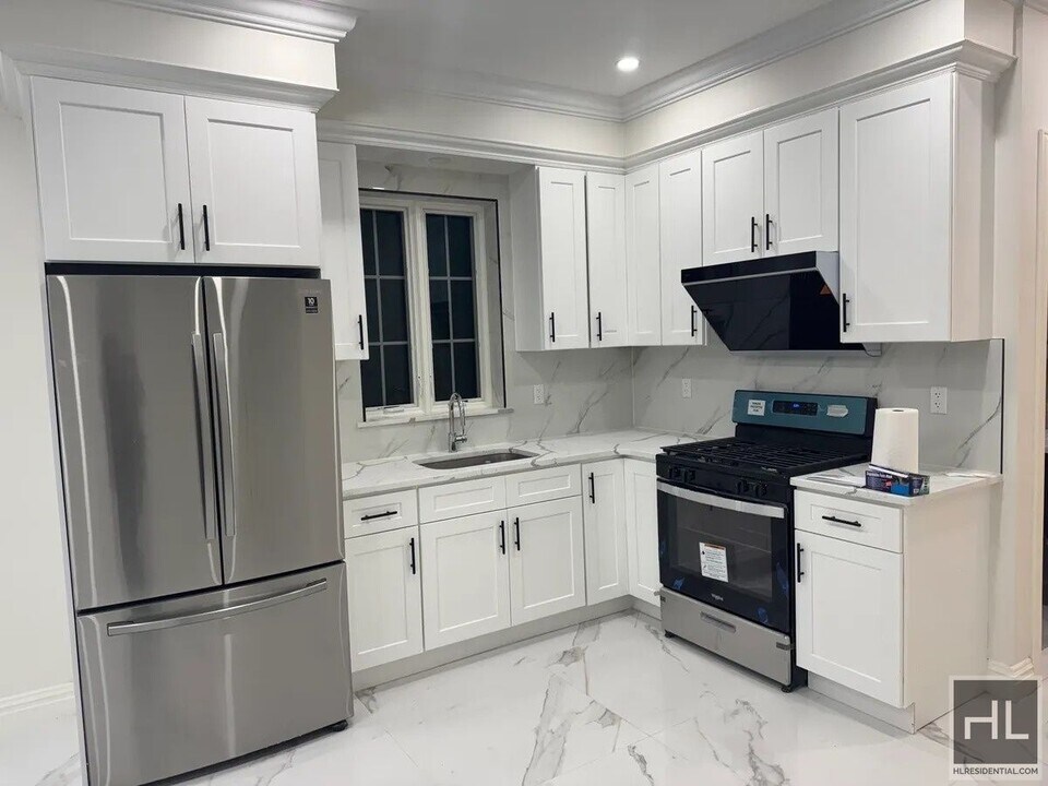5716 162nd St-Unit -1 in Queens, NY - Building Photo