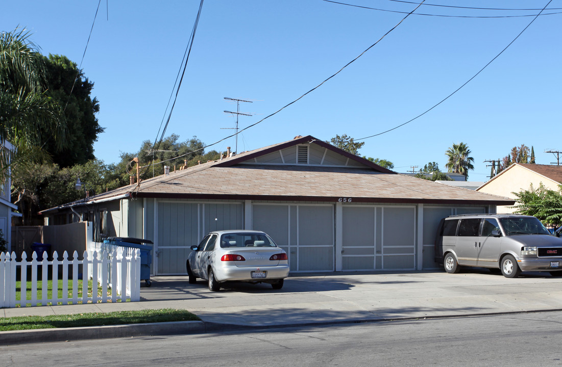 656 4th St in San Fernando, CA - Building Photo