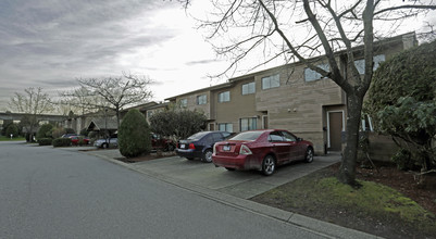 Bainbridge Place in Burnaby, BC - Building Photo - Building Photo