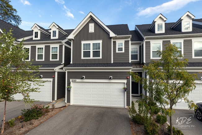 2110 Weatherbee Ln in Naperville, IL - Foto de edificio - Building Photo