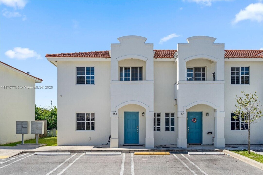 582 SW 2nd Pl in Homestead, FL - Building Photo