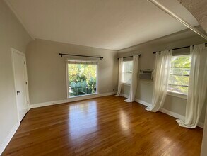 350 W Stocker St, Unit 350½ in Glendale, CA - Foto de edificio - Building Photo