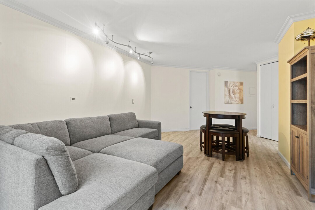 7004 JFK Blvd E in Guttenberg, NJ - Building Photo