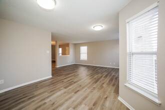13341 All American Rd in Fishers, IN - Foto de edificio - Building Photo