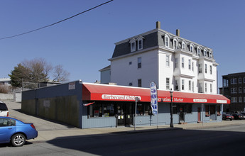 1572-1586 Pleasant St in Fall River, MA - Foto de edificio - Building Photo