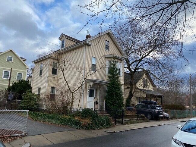 8 Woodman St, Unit 1
