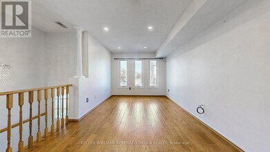 1050 Bristol Rd W in Mississauga, ON - Building Photo - Building Photo