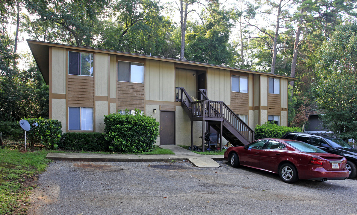 717 Pointe Ct in Tallahassee, FL - Foto de edificio