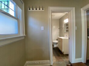 33 Lorindale Ave in Toronto, ON - Building Photo - Building Photo