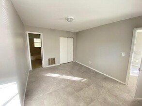12140 Munbury Dr, Unit 5 in Dade City, FL - Building Photo - Building Photo