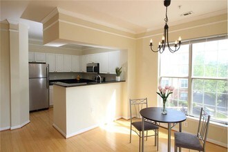 2102 Highcourt Ln-Unit -#302 in Herndon, VA - Building Photo - Building Photo