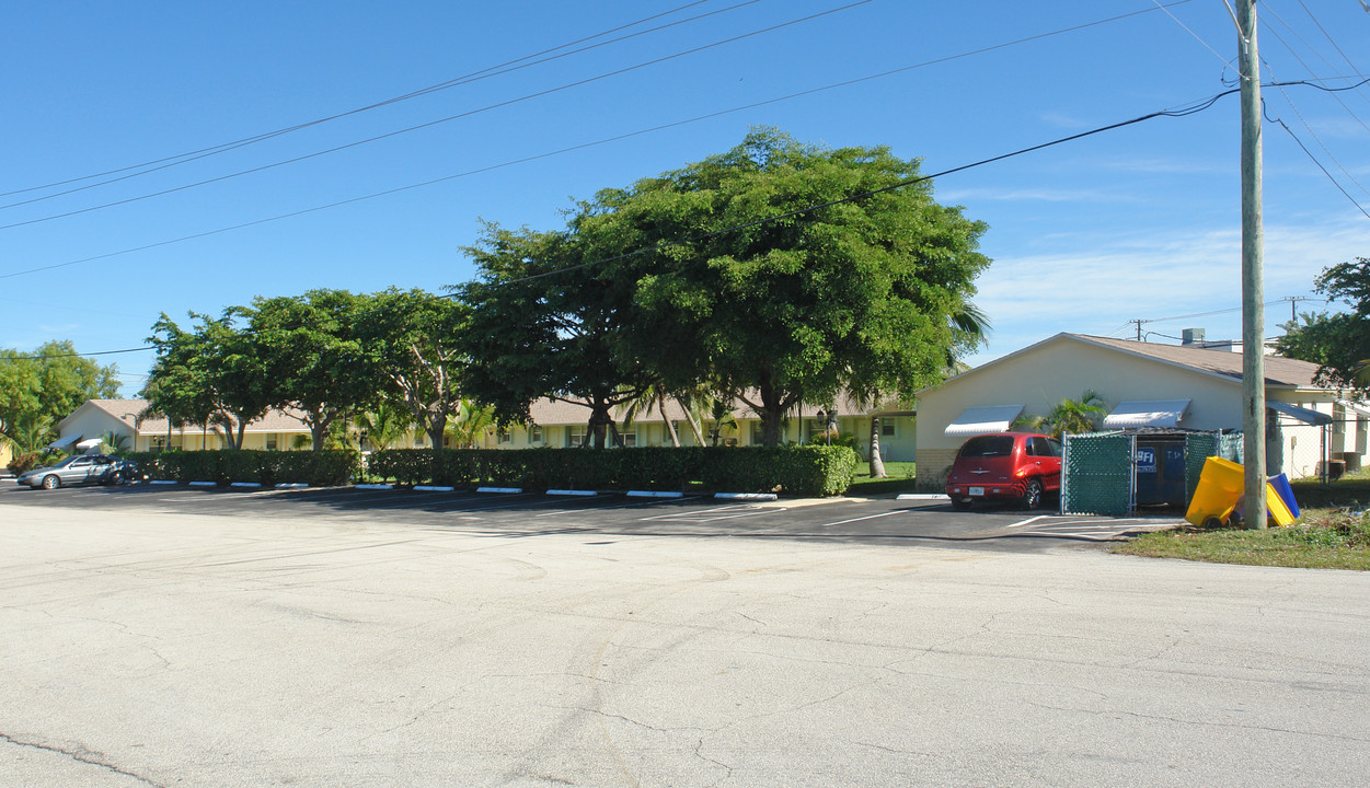 800 W Atlanta Ave in Lake Worth, FL - Building Photo