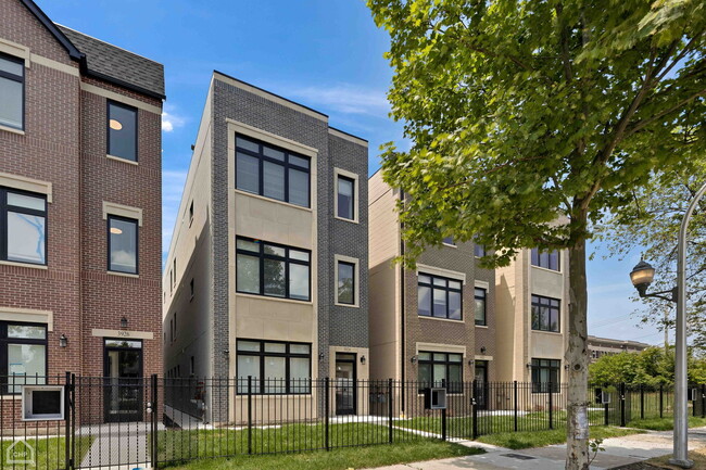 3932 S Calumet Ave in Chicago, IL - Building Photo - Building Photo