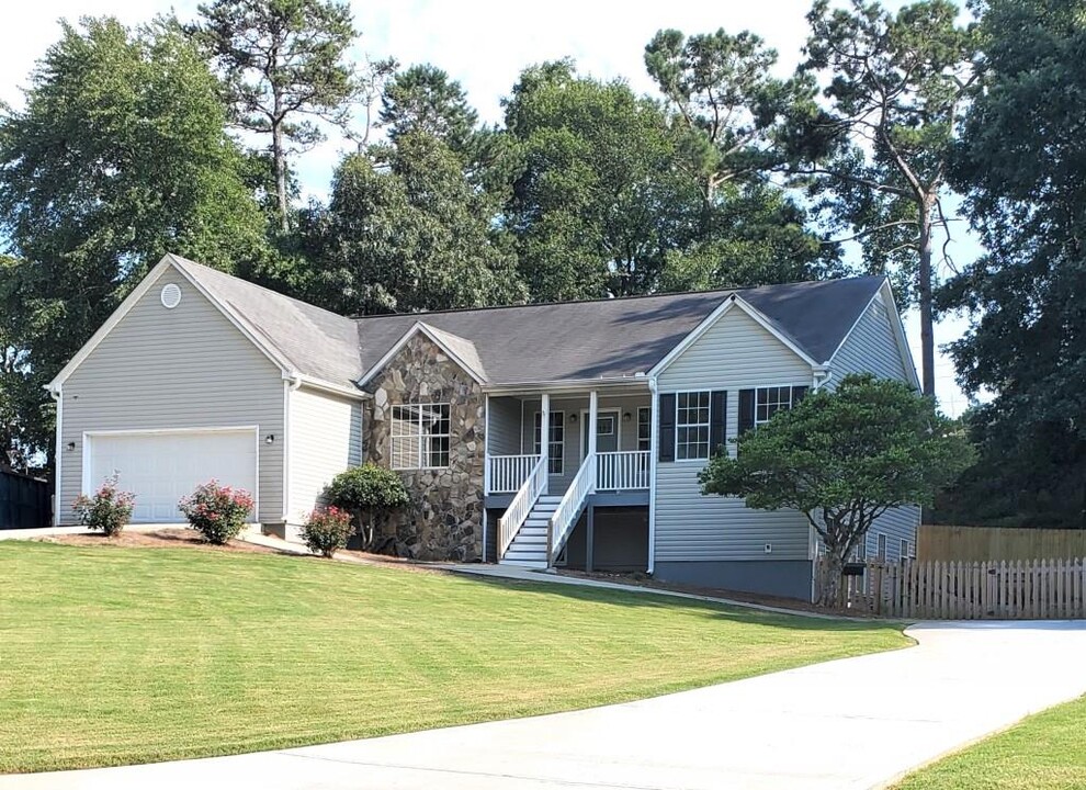 1521 Timber Heights Dr in Loganville, GA - Building Photo
