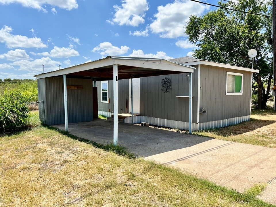 133 Old Bastrop Rd in Cedar Creek, TX - Building Photo